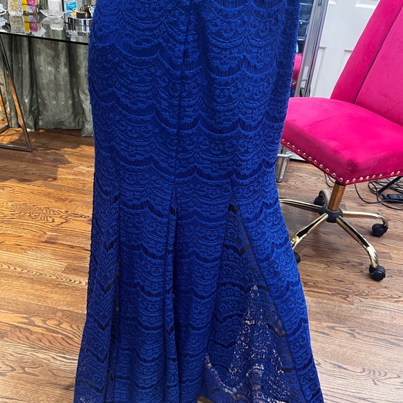 Nightway Collection Lace Gown. - Picture 4 of 5